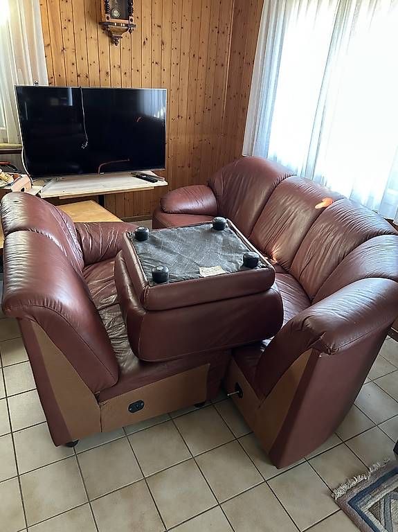 Sofas: Ecksofa mit Hocker Bordeaux-Rot – Gebraucht aus Moosseedorf von bru_8xjy 3