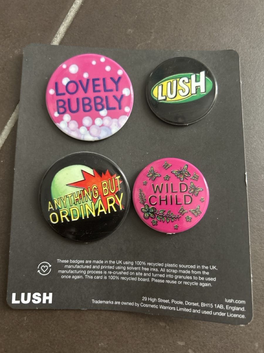 Placchette & Badge: 4 LUSH Pins – Nuovo e nell'imballaggio originale da Winterthur venduto da Guizza93