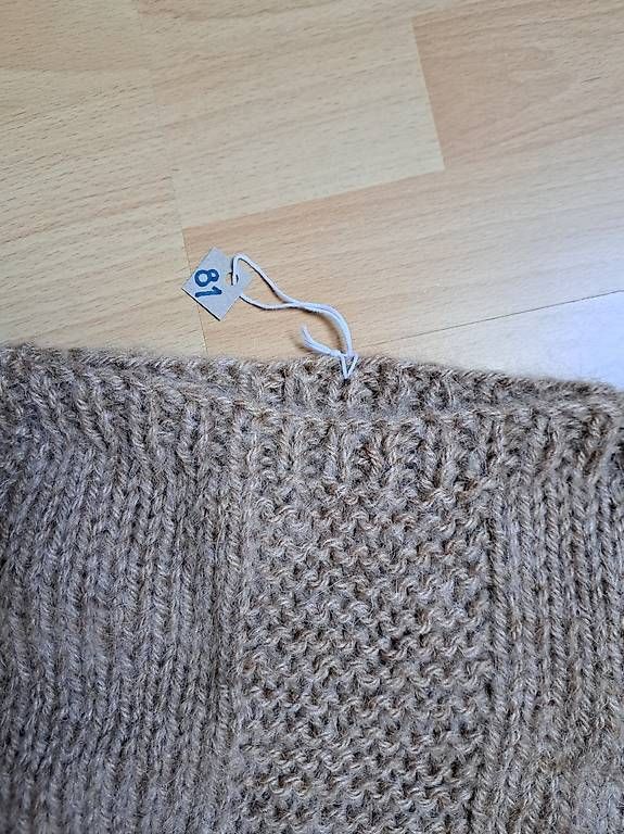 Maglioni & Felpe: Handgestrickter mehrfarbiger Wollpulli beige/braun/grau – Usato da Hettiswil venduto da san_kf5h 2