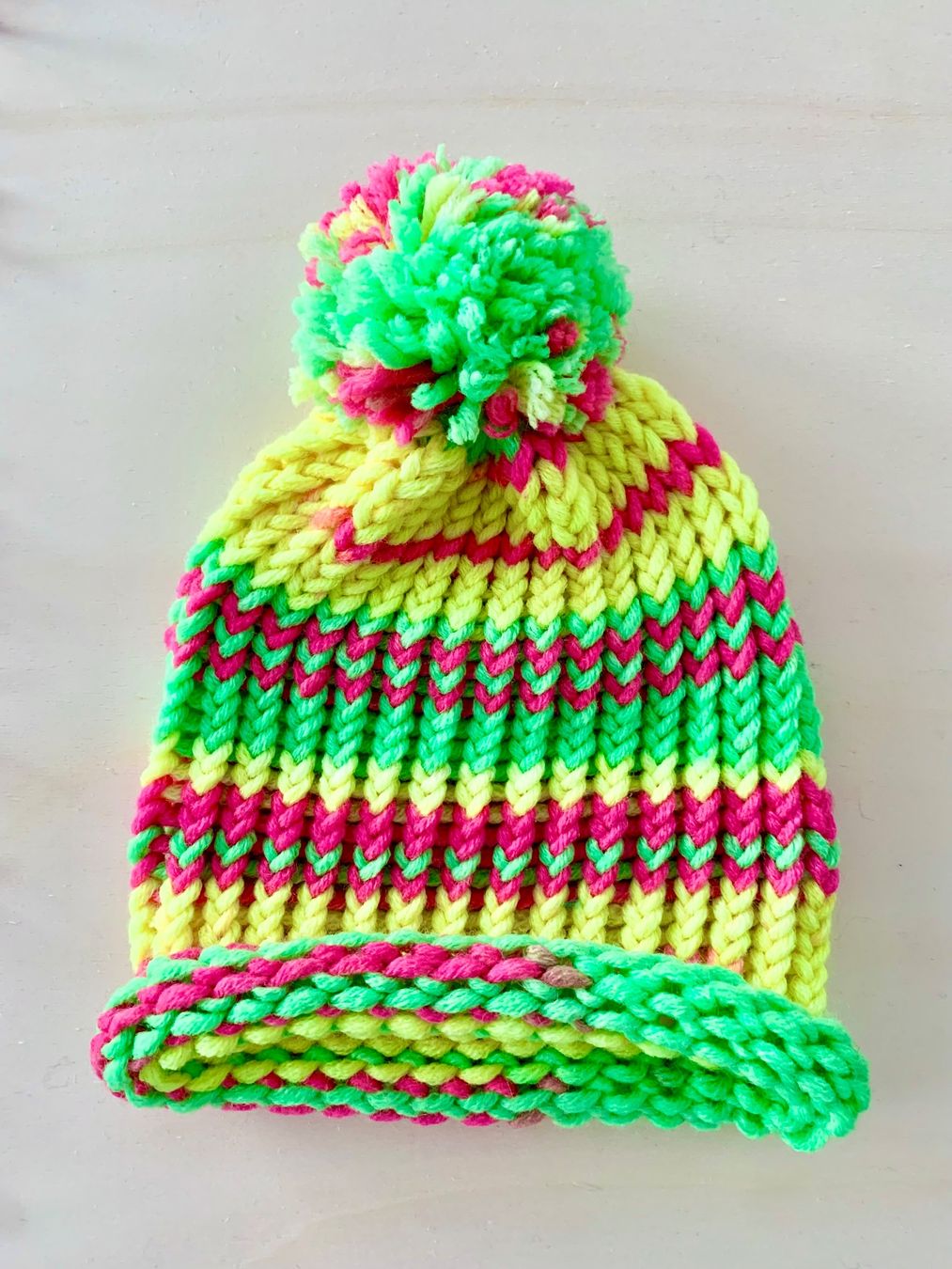Berretti & Sciarpe: Kappe Beanie mit Bommel, Handarbeit – Nuovo e nell'imballaggio originale da Emmenbrücke venduto da swissmade-miracles