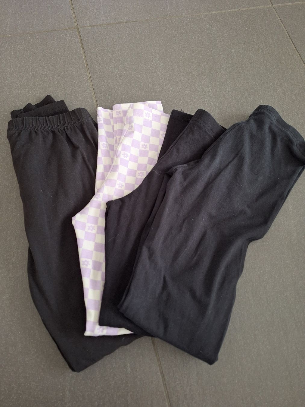 Strümpfe & Strumpfhosen: 4er Set Leggings, Grösse 146 – Gebraucht aus Brittnau von Norge77