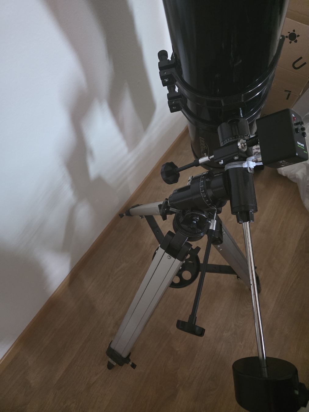 Omegon Telescopi: Omegon Basic 150 EQ Newton Teleskop inkl. Motor & Stativ – Usato da Dietikon venduto da dou_7s72