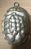 Antike kleine Backform aus Weissblech 15.5 cm Früchte