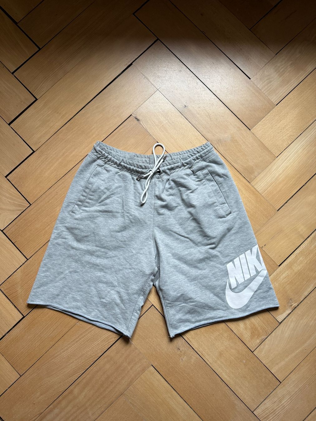 Nike Pantaloni: NIKE - Sport Shorts hellgrau M – Usato da Zürich venduto da Diazaio