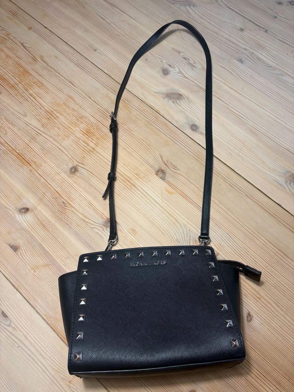 Michael Kors Taschen für Damen: Michael Kors black handbag with silver studs - chic! – Gebraucht aus Biel/Bienne von tam_r52h 2