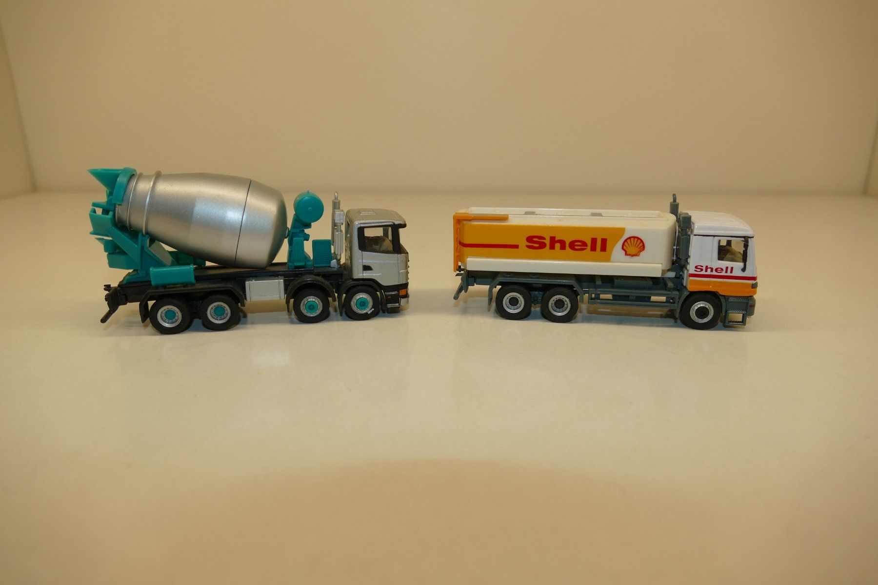 Modellautos: M 1:64?: 2xLastwagen – Gebraucht aus Niederhasli von Flash32 1