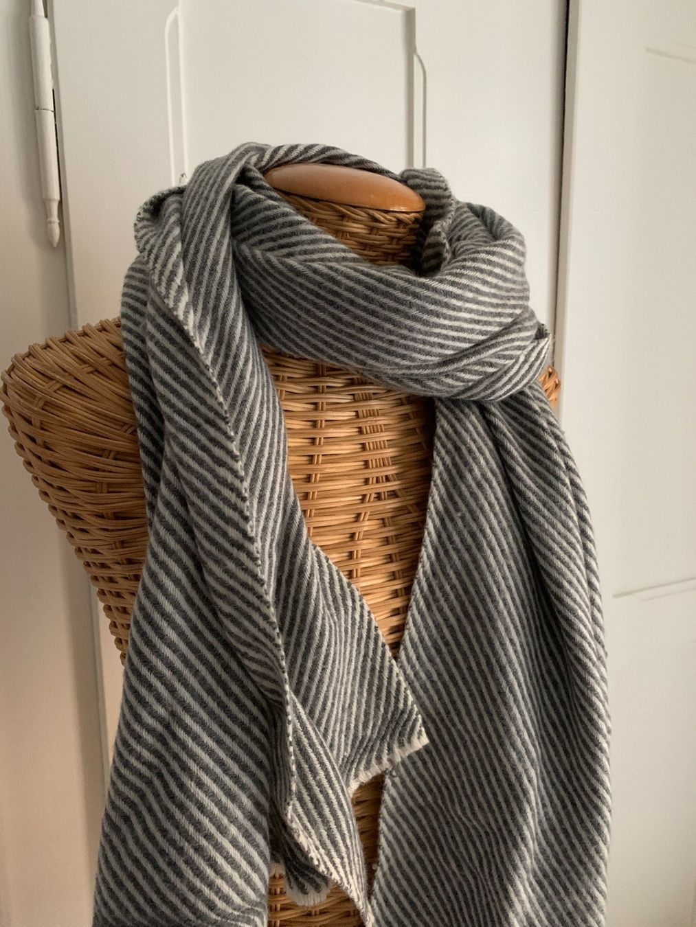 Foulard & Sciarpe: Schal hellgrau-weiss gestreift warm – Usato da Zürich venduto da Diazaio 1