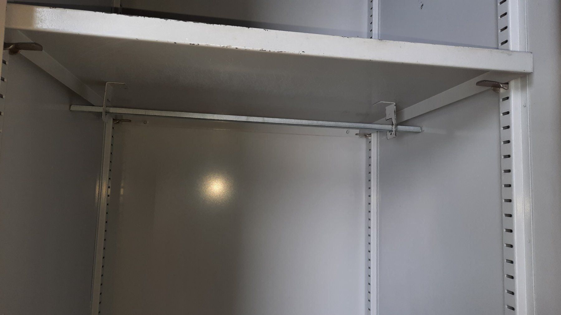 Armadi: Blech Schrank Kleider Wohnung Garderobe – Usato da Hedingen venduto da Zwackul 3