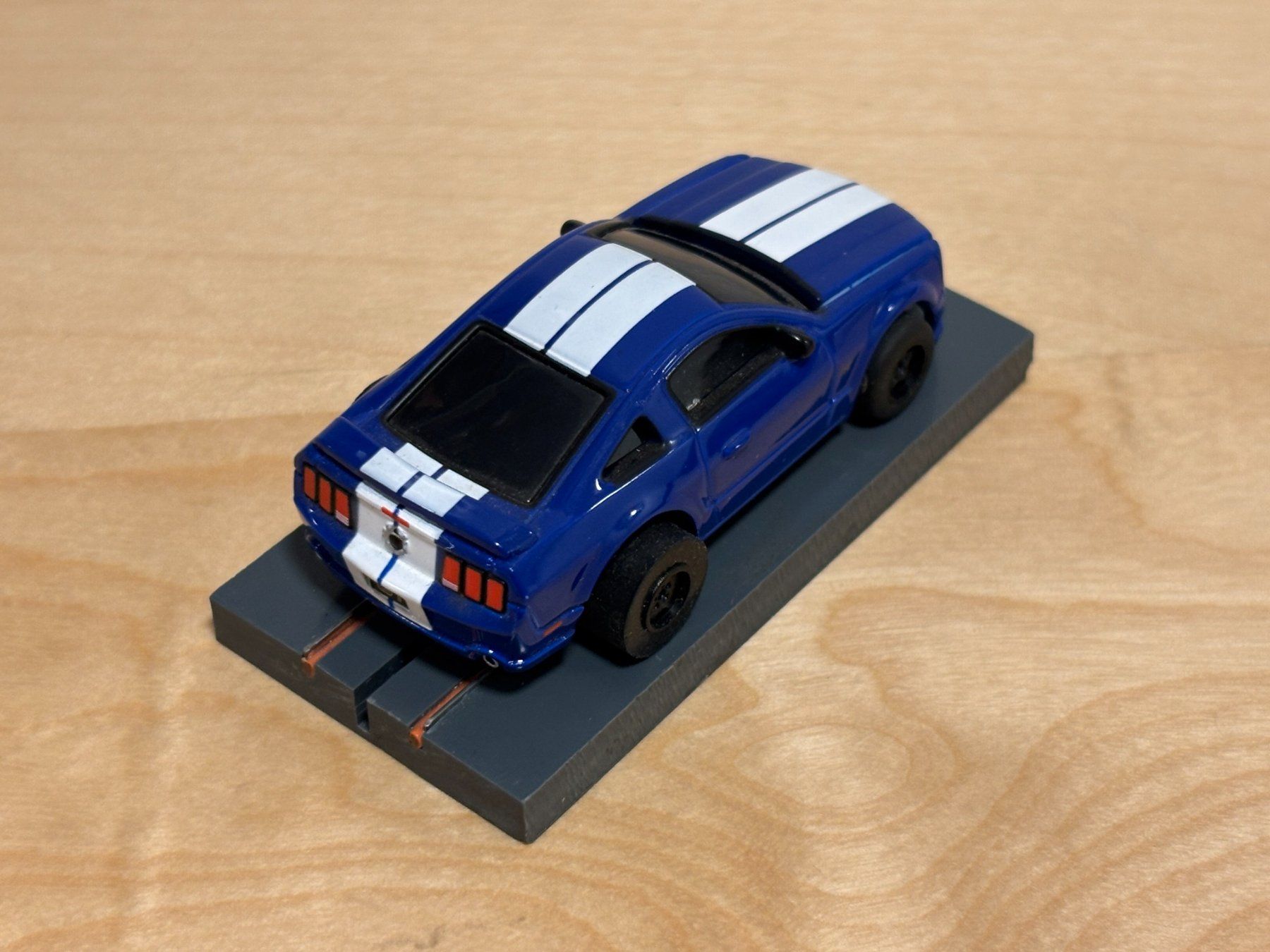 Piste: Auto World Super III Mustang blau/weiss – Usato da Bülach venduto da h0slotch 4