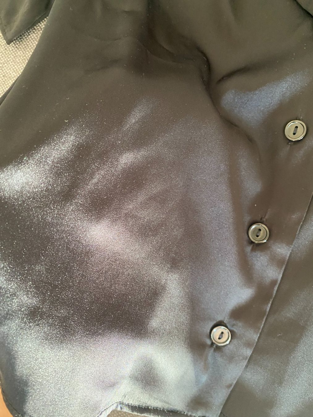 H&M Camicette: Schwarze satinierte Bluse von H&M – Usato da Luzern venduto da champagnelaury 1