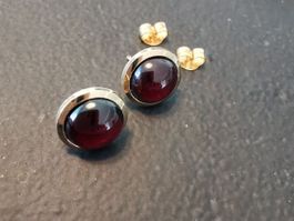 18Kt. Gelbgold Ohrstecker mit Granat Cabochon