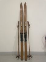 Ski (Nr. 10), Holzski von ca. 1950 mit Stöcken
