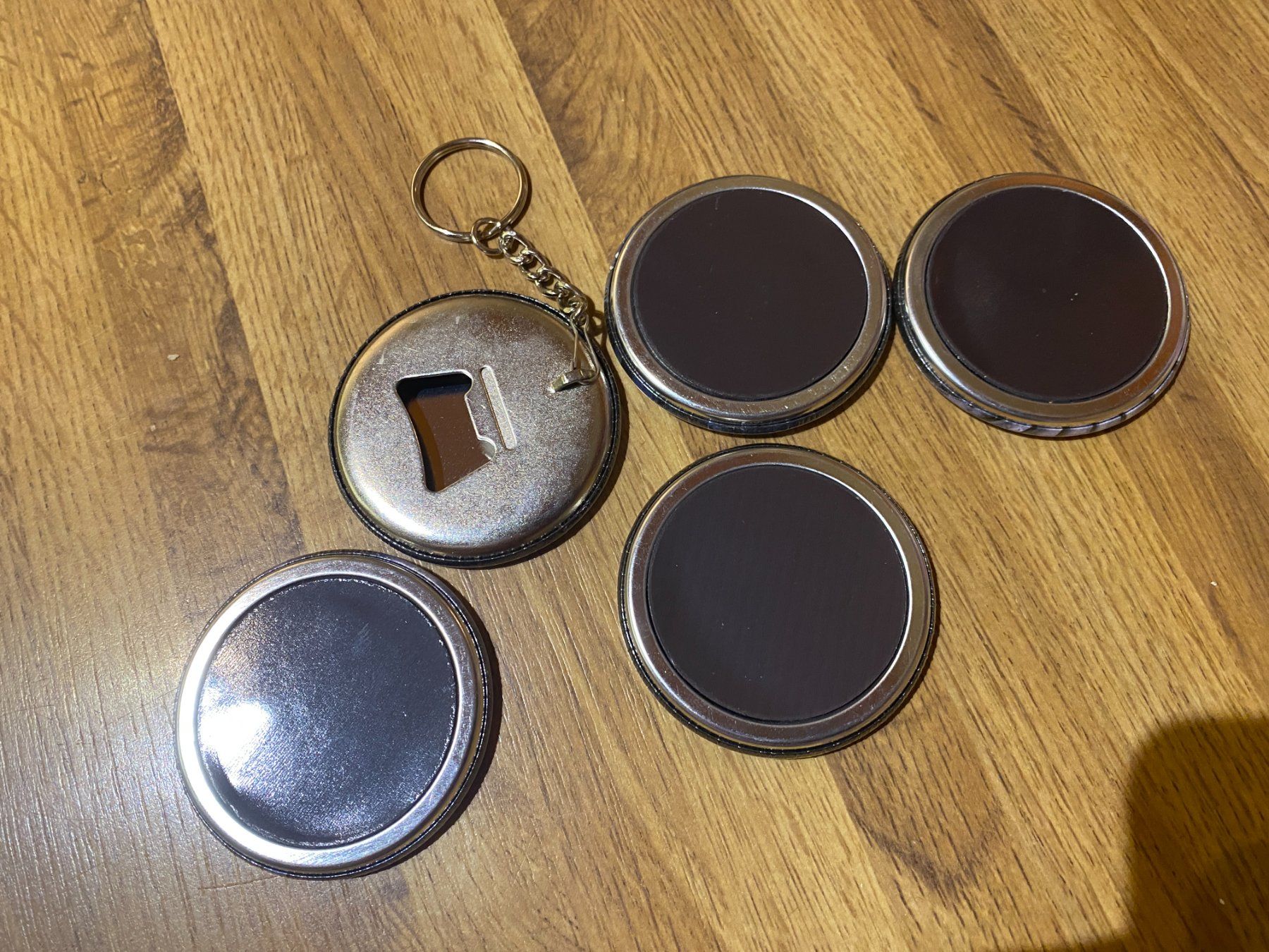 Placchette & Badge: Rammstein -  Flaschenoeffner & Magnete, Neu – Nuovo e nell'imballaggio originale da Basel venduto da FatCatPacksTheRatt 1