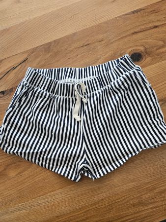 Zara Shorts Gr 146-152  dunkelblau weiss