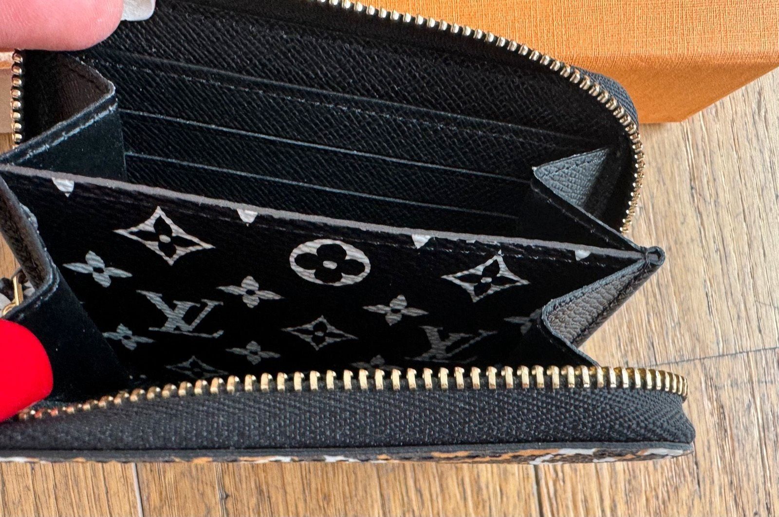 Louis Vuitton Portafogli: Original LOUIS VUITTON Monogram jungle Zippy Wallet – Nuovo (secondo la descrizione) da Fehraltorf venduto da Swisscollector 6