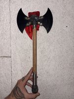 Dekorationsbeil Totenkopf mit rotem Tuch und Holzschaft