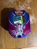 Boîte Pokémon avec plusieurs cartes à l’intérieur 