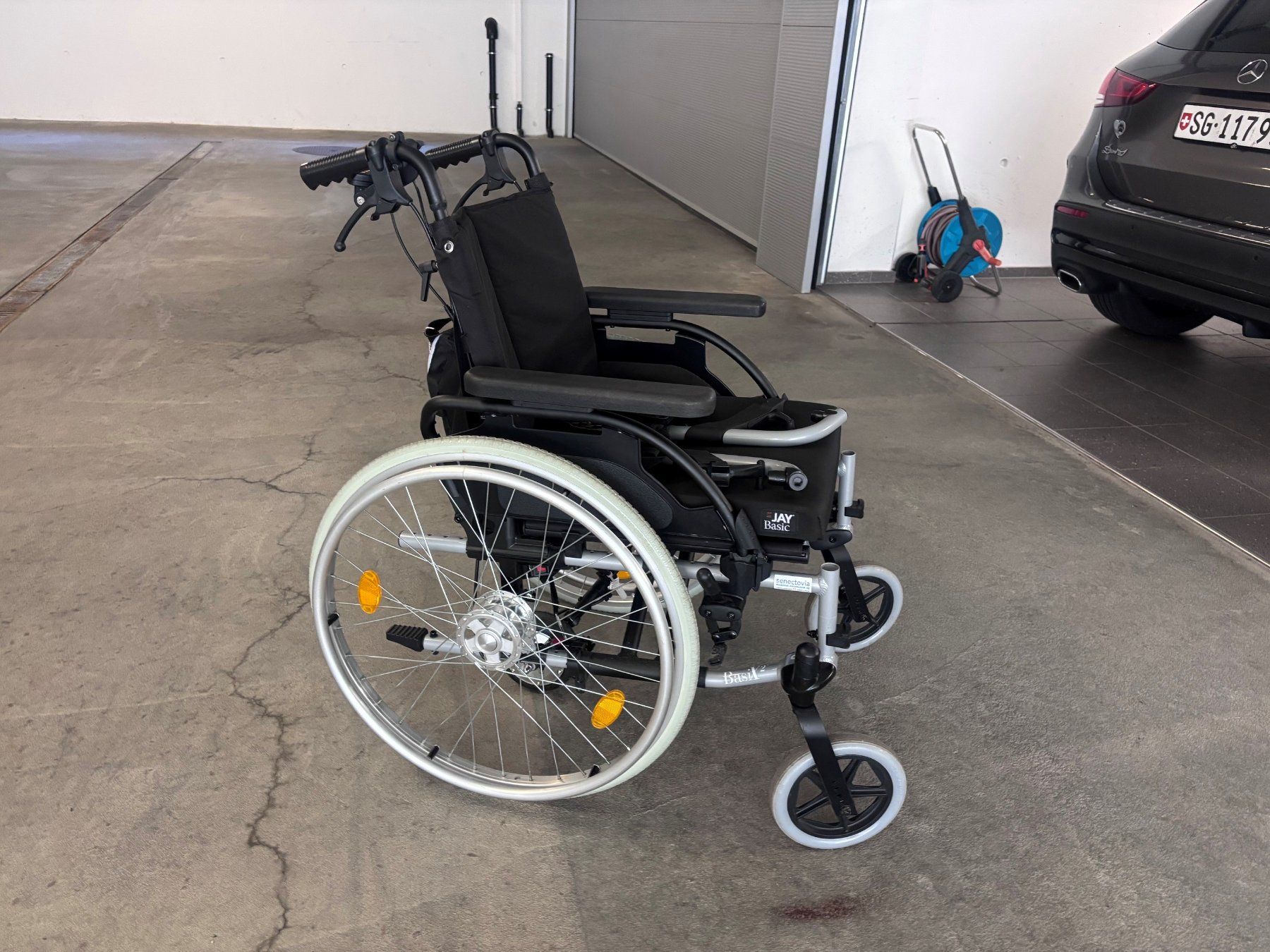 Sedie a rotelle: Breezy Basix Rollstuhl mit Empulse R20 Schiebehilfe – Usato da Kriessern venduto da PapaQ
