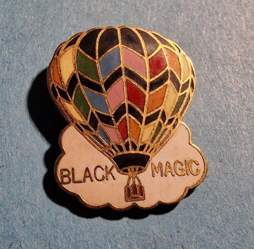 Plaquettes & Badges: Ballon Pin Black Magic – D'occasion à Härkingen par specialshapes