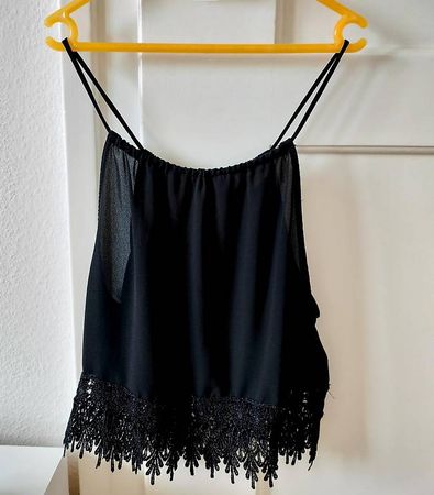 schwarzes Trägershirt mit Verzierung