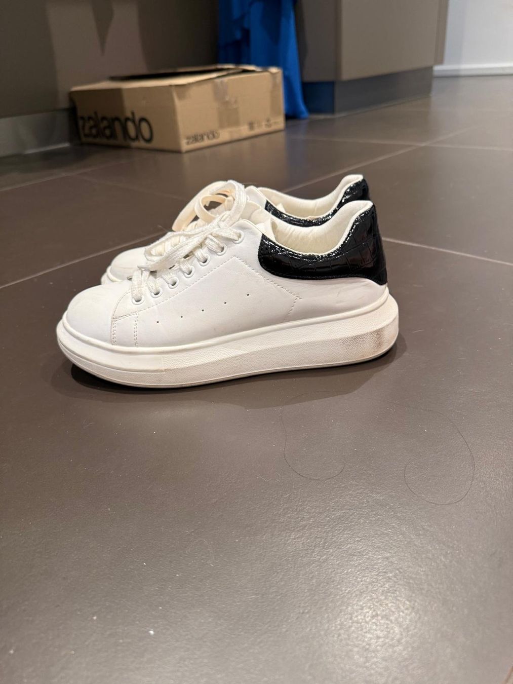Damenschuhe: Sneakers – Gebraucht aus Bäch SZ von nonobscura 1
