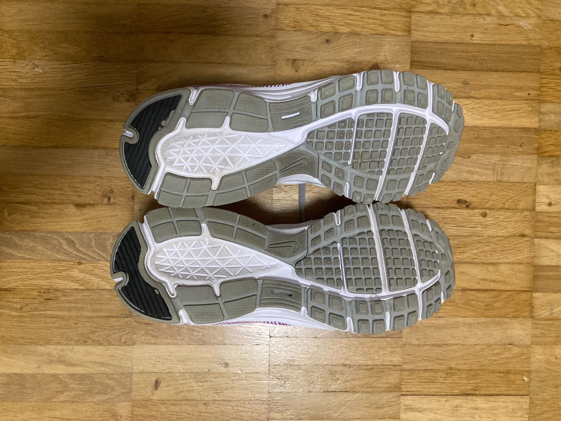 Nike Scarpe da donna: Weisse Nike Sneaker Gr. 37 – Usato da Thun venduto da Vans_98 4