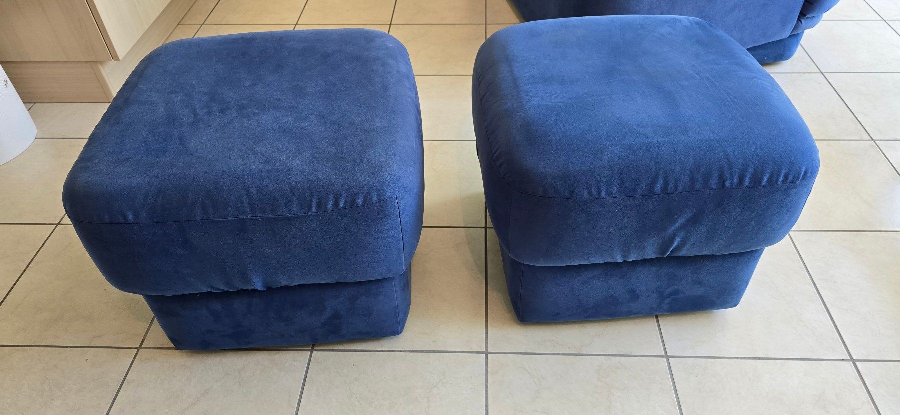 Divani: Canapé bleu 150cm + 2 pouffes – Usato da La Tour de Peilz venduto da Helvetica-Raw 2
