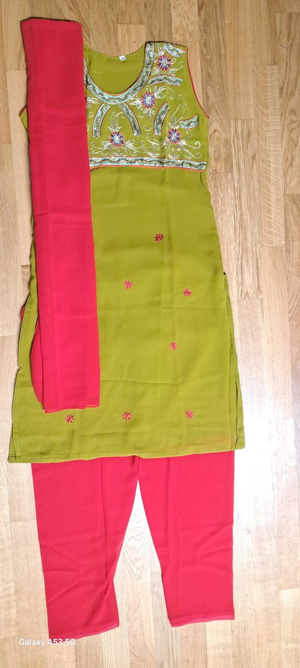 Lotti di vestiti: Chudithar/kleider/Blouse/Bluse – Nuovo e nell'imballaggio originale da Bern venduto da mahilini 1