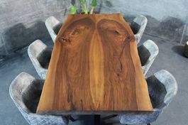 Massivholztisch aus Nussbaum - Design trifft Natur