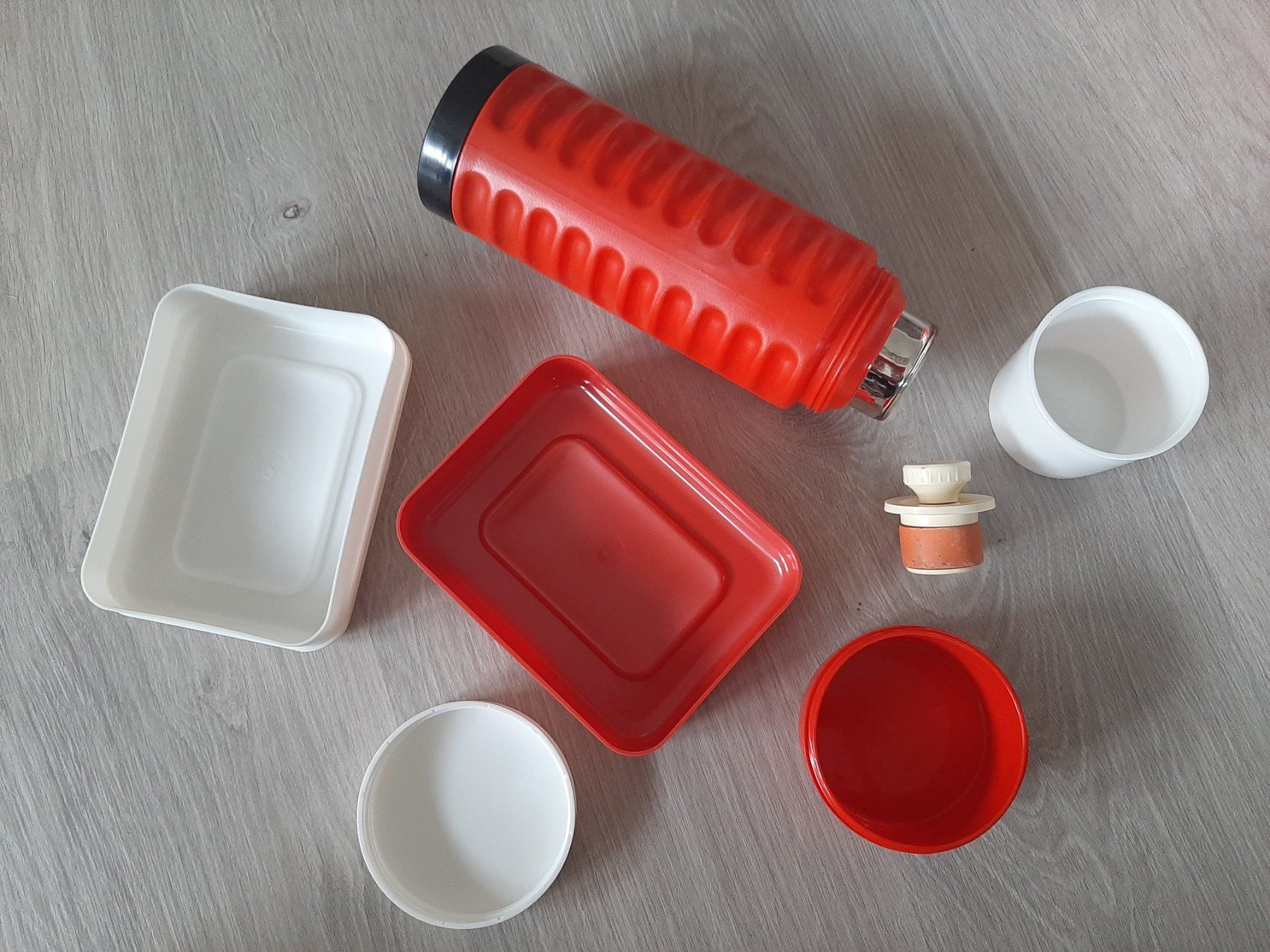 Geschirrsets: Space Age 60er 70er Vintage Oldtimer Camping Picknick Set – Gebraucht aus Erschwil von Karabella 7