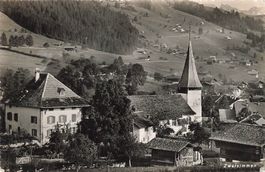 Zweisimmen (BE) Dorfblick mit Kirche und umgebenden Hügeln