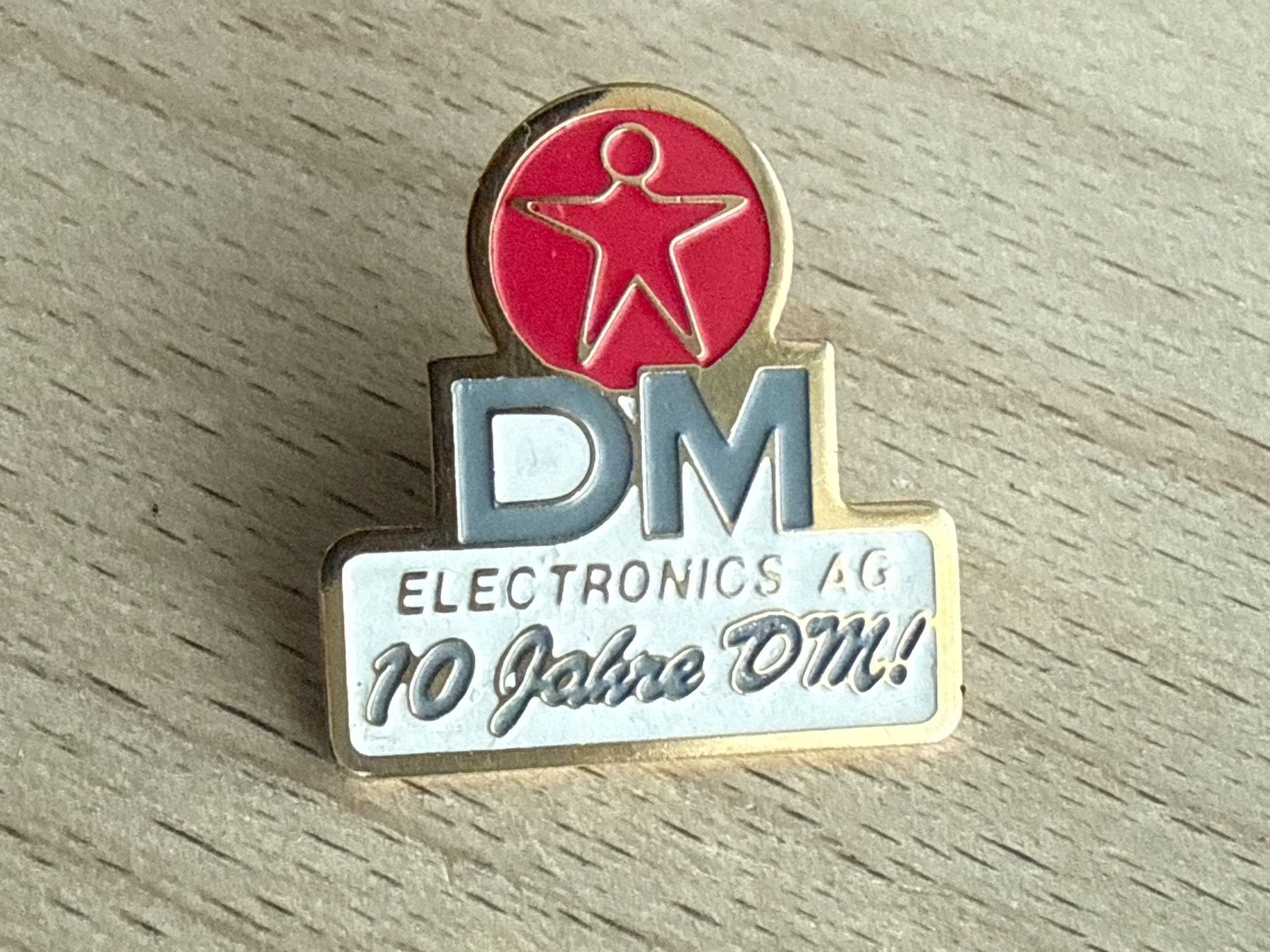 Plaketten & Abzeichen: Pin DM Electronics AG  10 Jahre – Gebraucht aus Glattbrugg von Schweigmatt