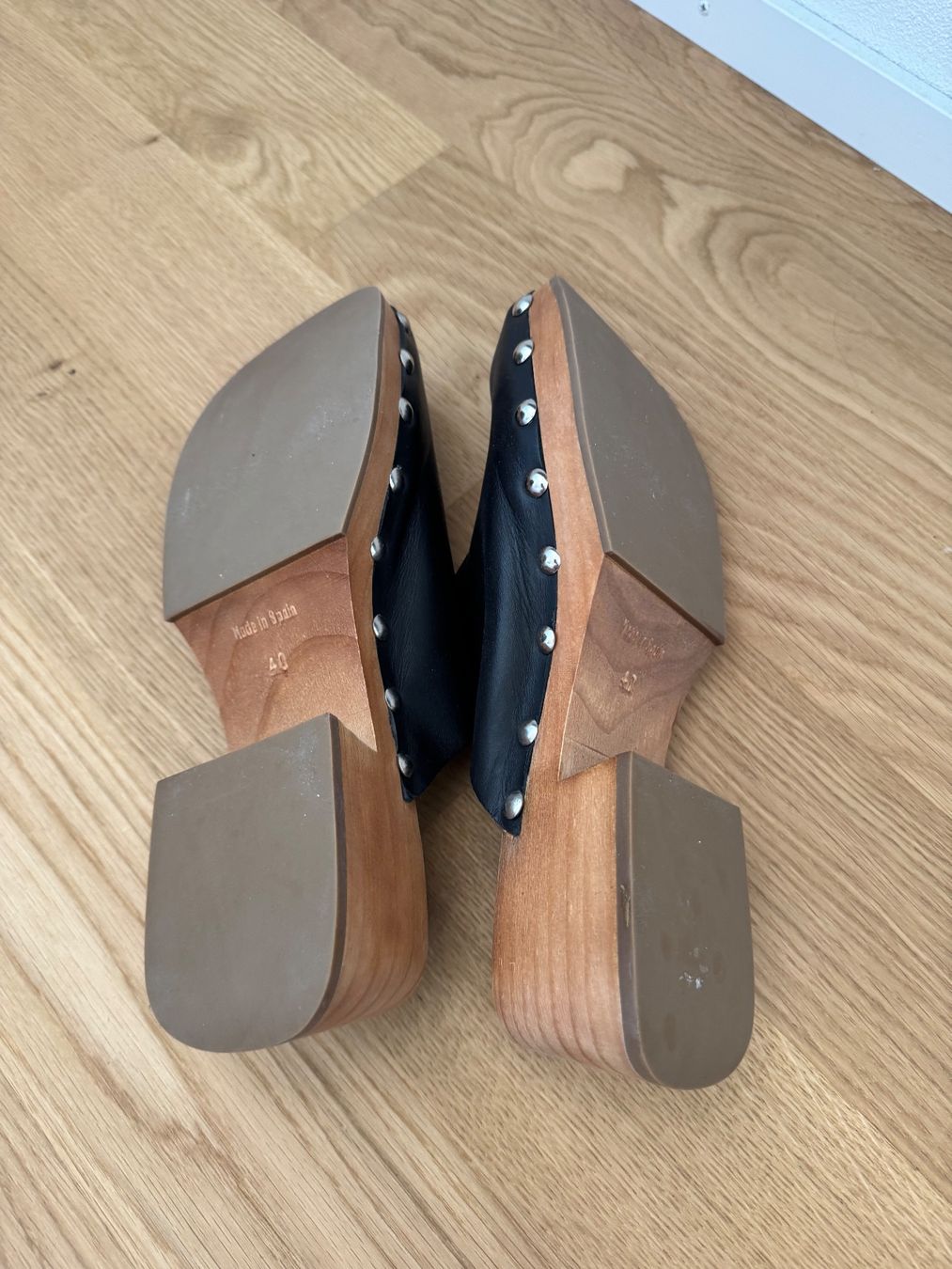 Mango Scarpe da donna: NEU Mango Leder-Clogs mit Nieten Gr. 40 – Nuovo (secondo la descrizione) da Klingnau venduto da Vdado 2