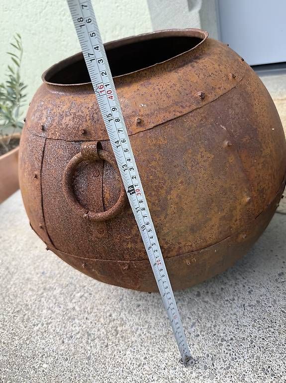 Vasi per fiori: Antiker indischer Wassertopf aus Eisen – Usato da Rüschlikon venduto da Sonnenschein567 2