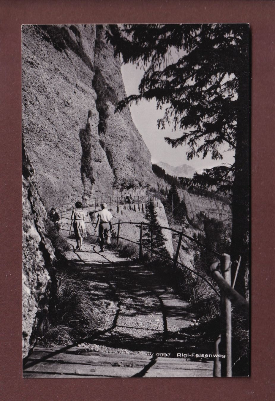 Cartoline postali: RIGI - Felsenweg - Leute – Usato da Pully venduto da nicecards