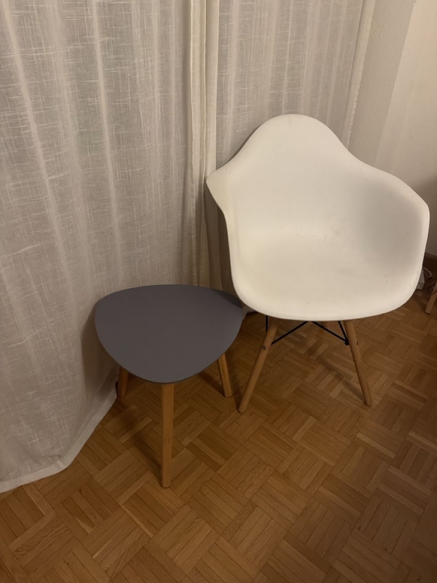 Tavoli: Grey triangle side table, with wooden legs – Nuovo (secondo la descrizione) da Basel venduto da dio_zm8k