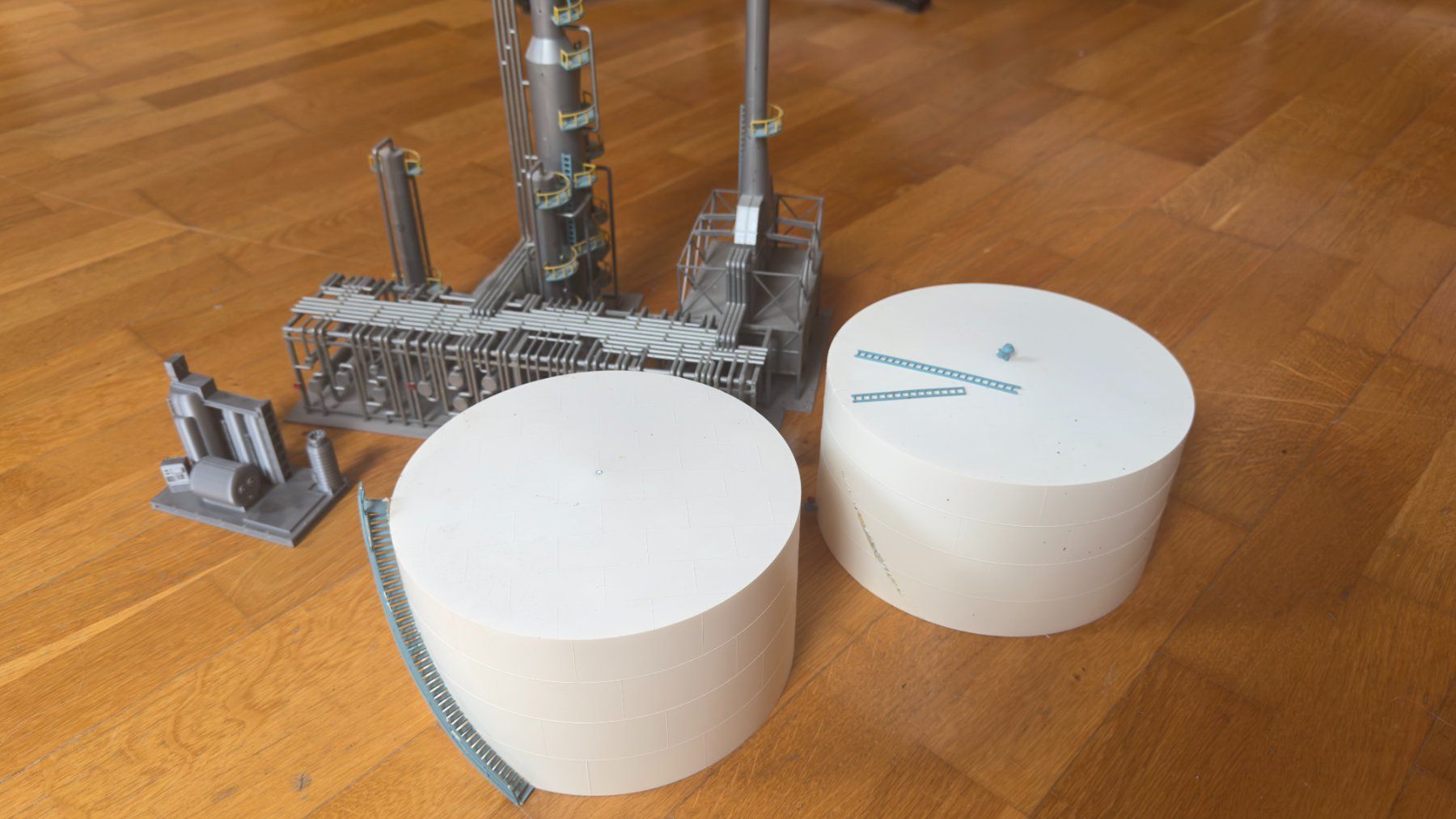 Modelleisenbahnen: Refinery H0 kit built by Cornerstone – Gebraucht aus Wabern von StelianPavalache 1