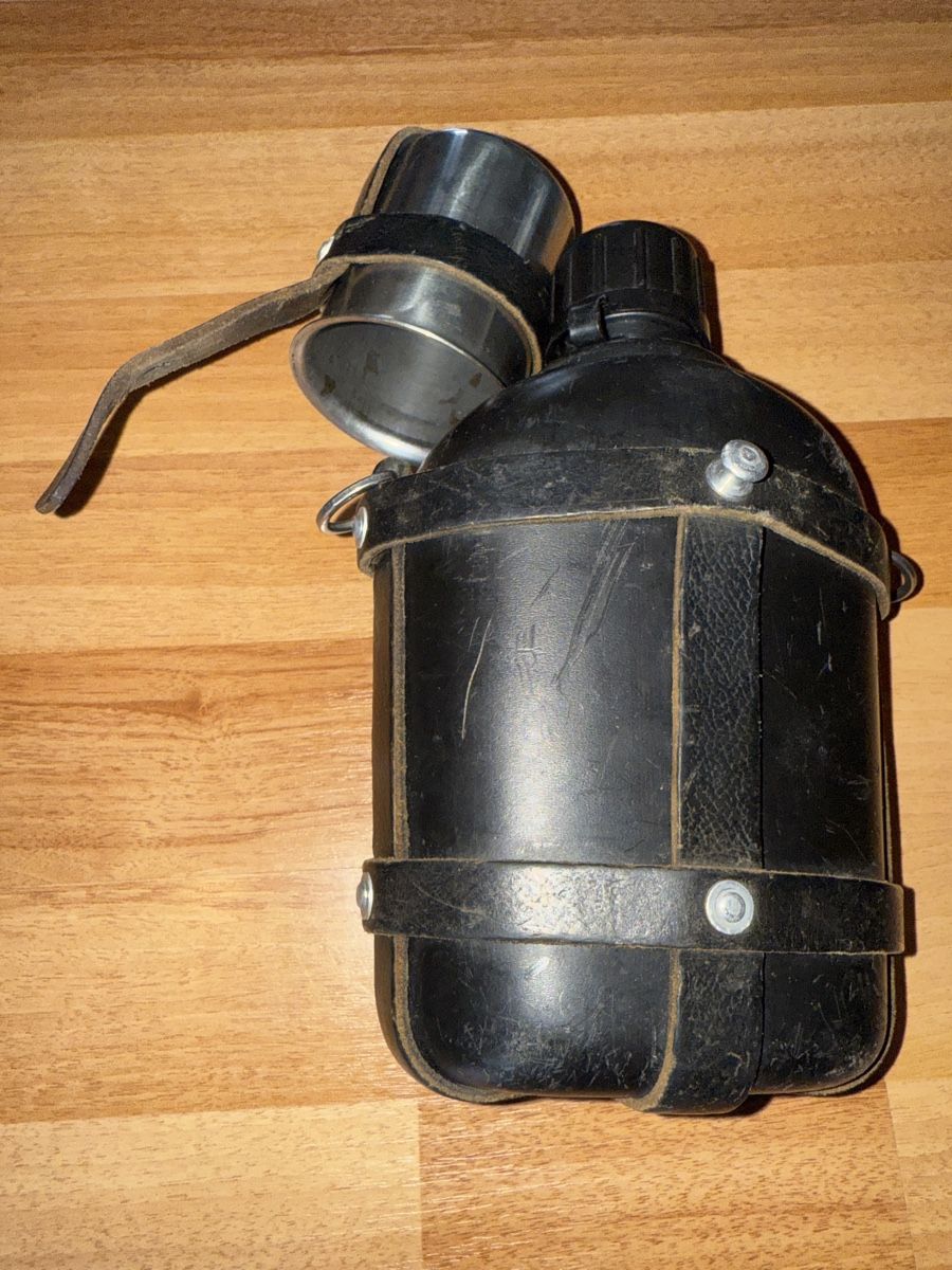 Ausrüstung & Ersatzteile: Militär Feldflasche mit Lederbezug & Becher – Gebraucht aus Heiden von fam_797q 2