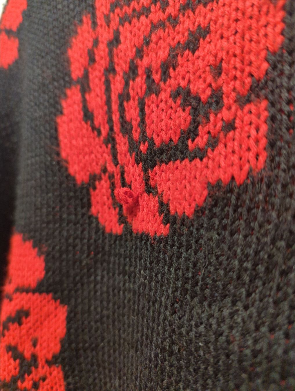 Maglioni & Felpe: Pimke Schwarzer Strickpullover mit Rosenmuster, – Usato da Bülach venduto da Cat_2.5 2