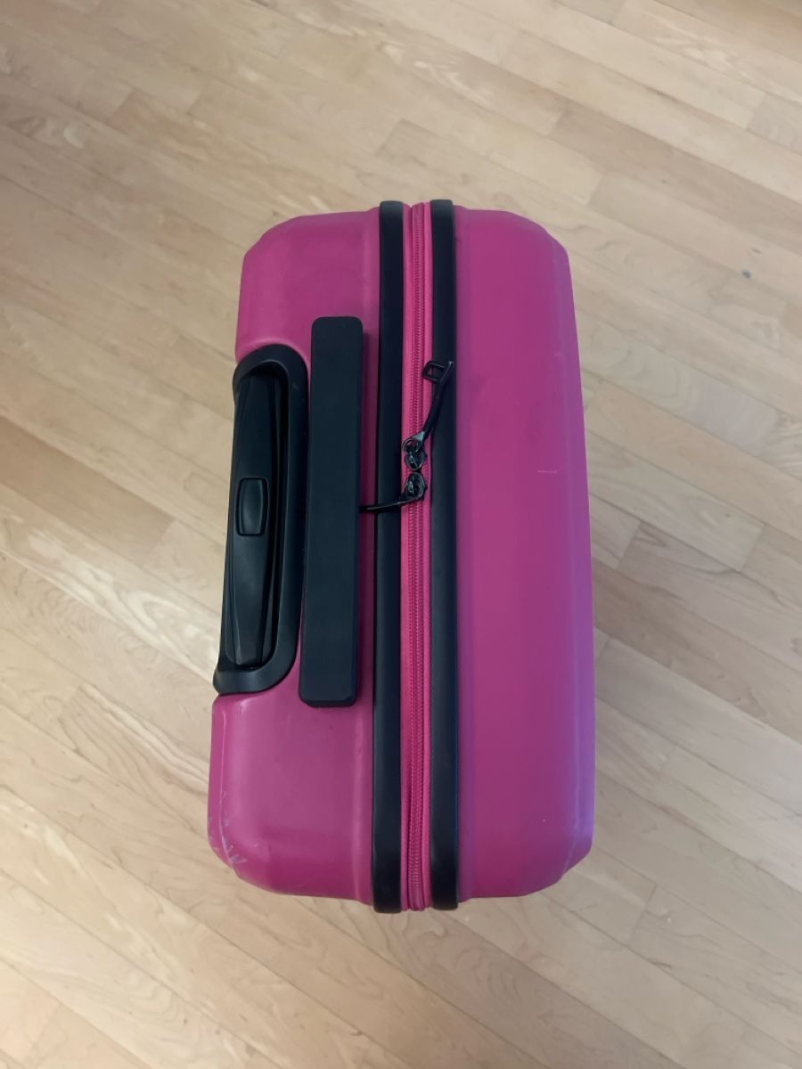Valigie: Kleinerer Hard Shell Koffer in Pink – Usato da Wädenswil venduto da mic_rg7y 4