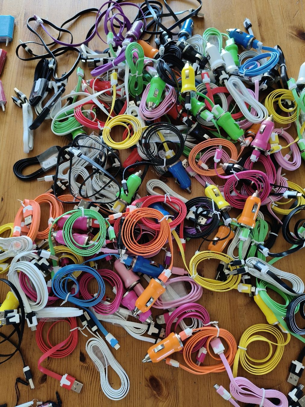 Cavi: Diverse Hendi kabel und Ladegerät – Nuovo (secondo la descrizione) da Kaltbrunn venduto da Jakimovo. 1