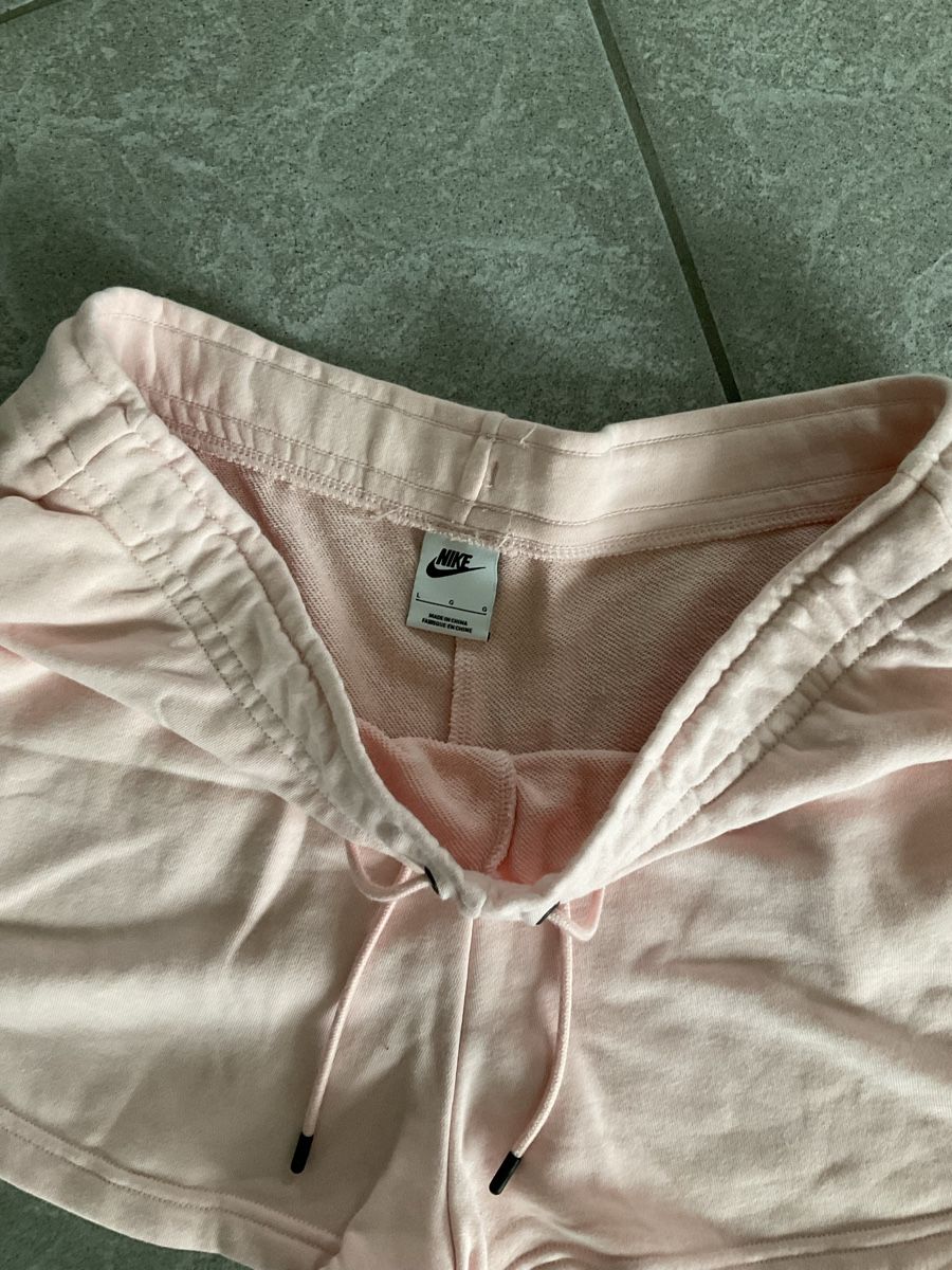 Nike Pantaloni: Nike Damenshorts Grösse L Neuwertig  – Nuovo (secondo la descrizione) da Schöftland venduto da nevio74 1