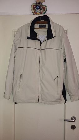 Sportliche Jacke mit versenkbarer Kapuze
