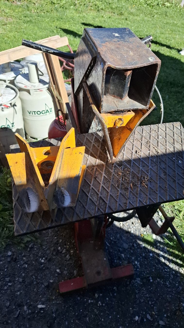 Tutte le macchine: Holtzspaltmaschine – Usato da Davos-Platz venduto da sango03 1