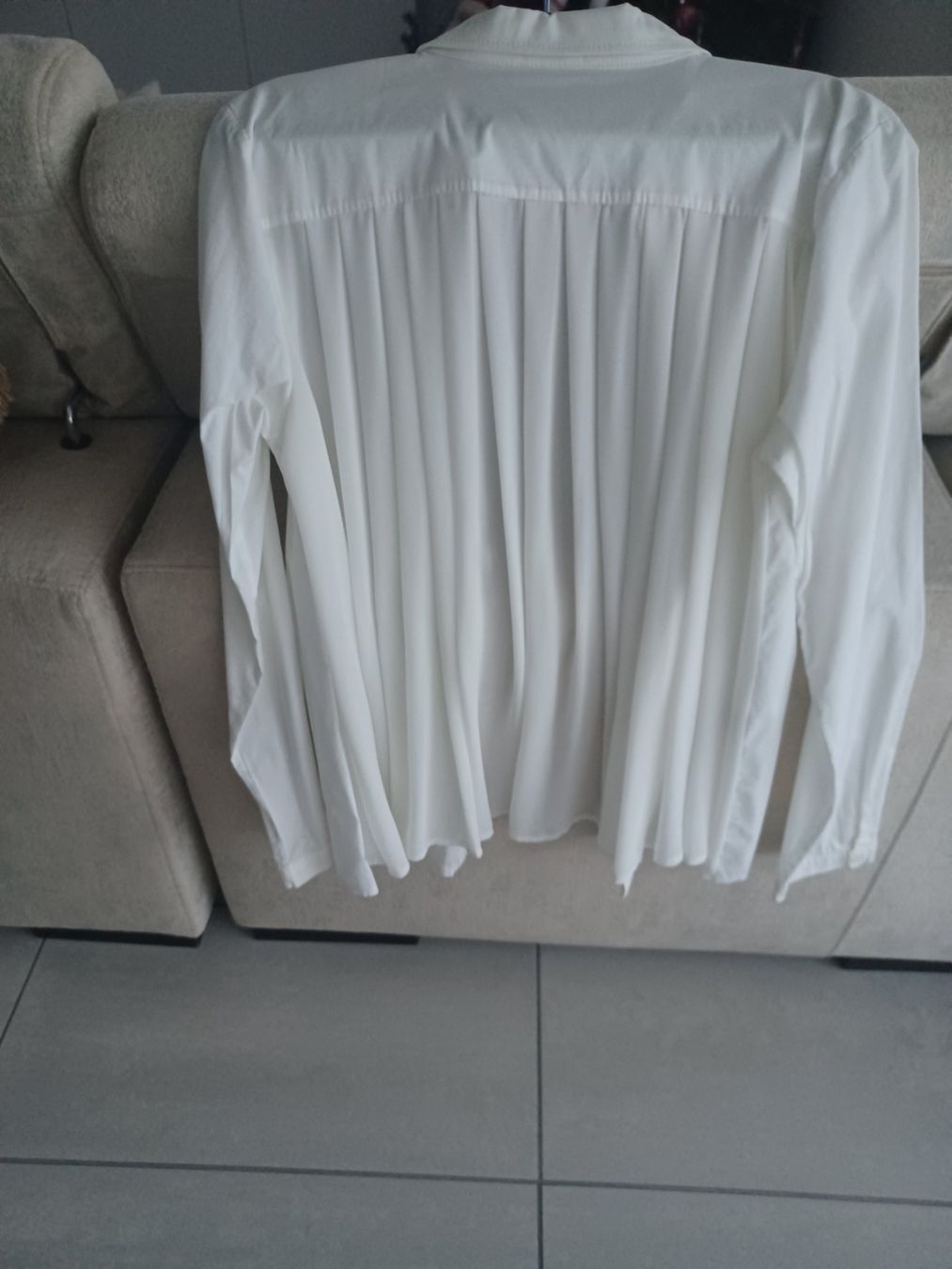 Camicette: Chemise blanche élégante avec plis dans le dos – Usato da Sion venduto da linda0106 1
