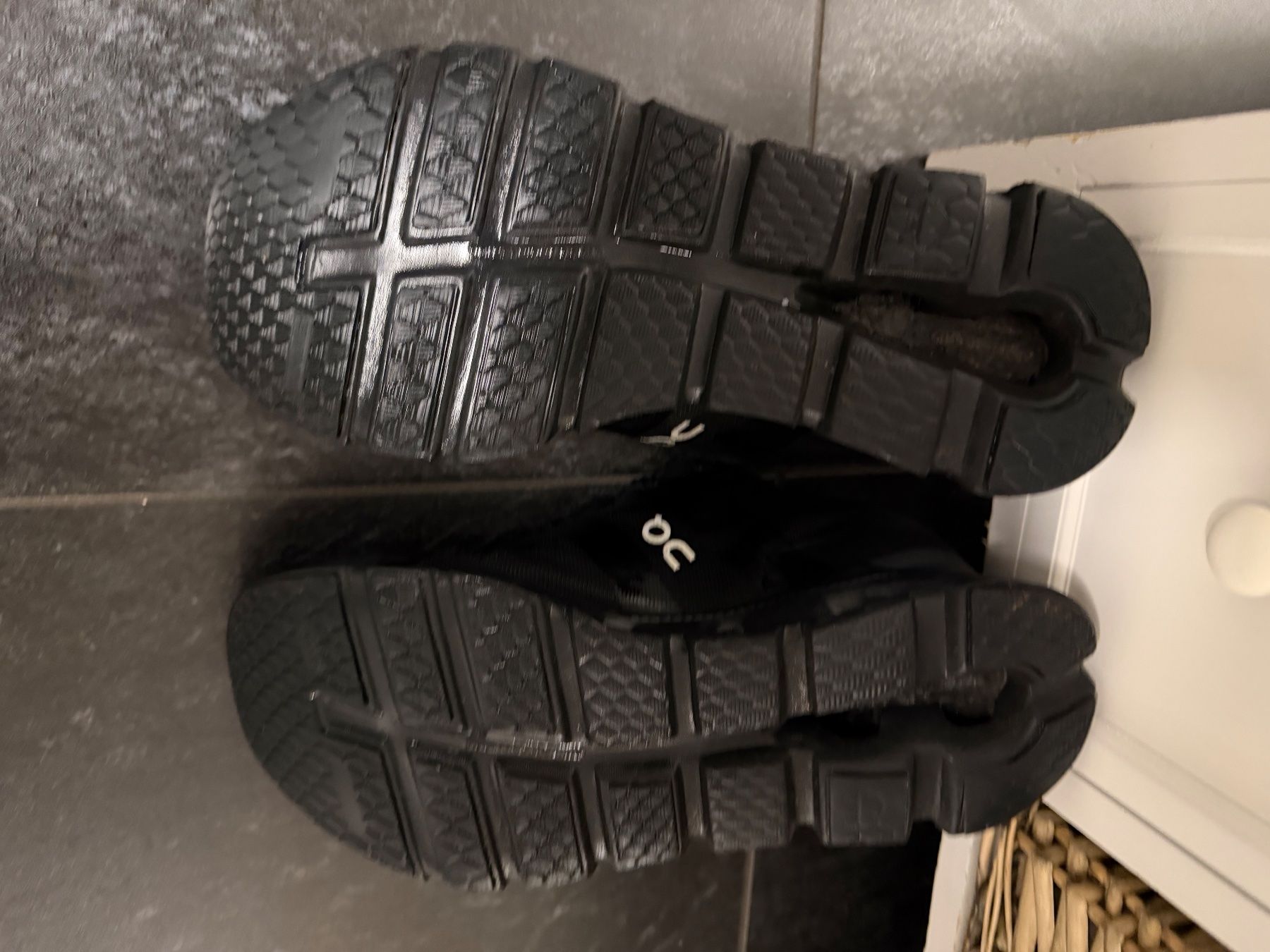 On Chaussures femmes: ON Damen cloudrunner 40 schwarz – D'occasion à Däniken SO par NBdesign 6