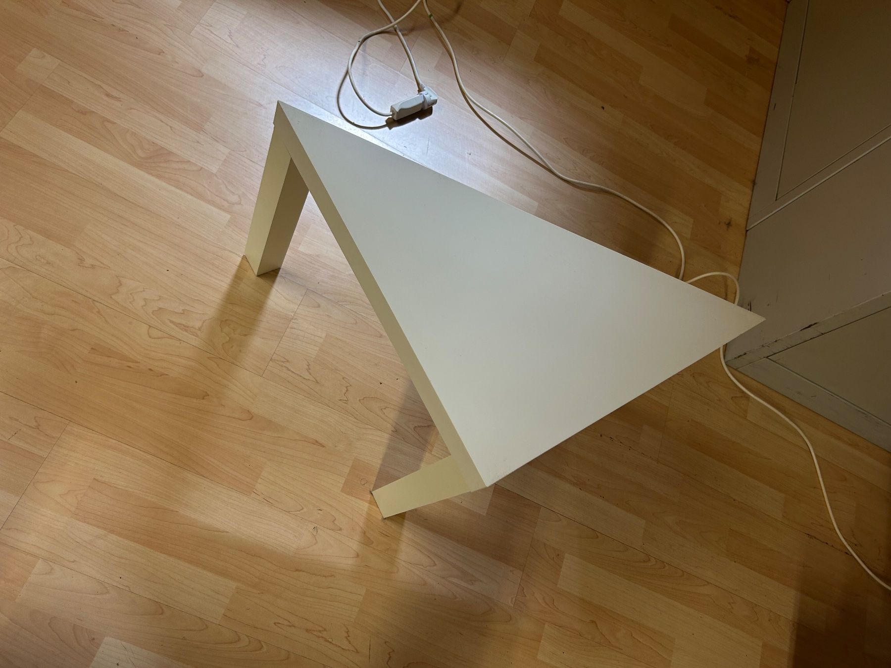 Tische: Weisser Dreieckiger Tisch von IKEA – Neu und originalverpackt aus Koppigen von Kellerfundsachen