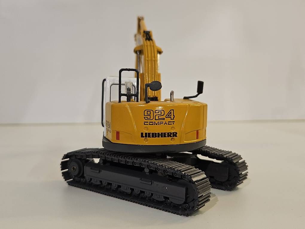 Excavateurs: Liebherr R 924 Compact Excavator – D'occasion à Wittenbach par r_e_d87p 2