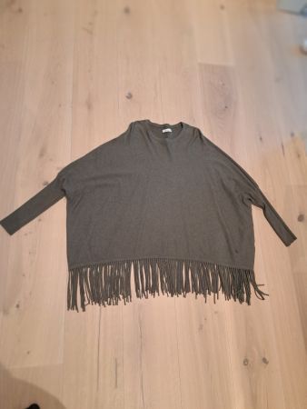 Schöner Damenpullover- Poncho mit Fransen, Grösse S/M, olive