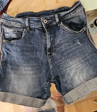 Jeansshorts Damen Grösse M aber eher ein S. 